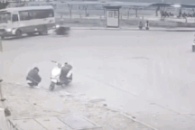 Tình huống va chạm giao thông "kinh điển" vẫn gây tranh cãi đúng sai