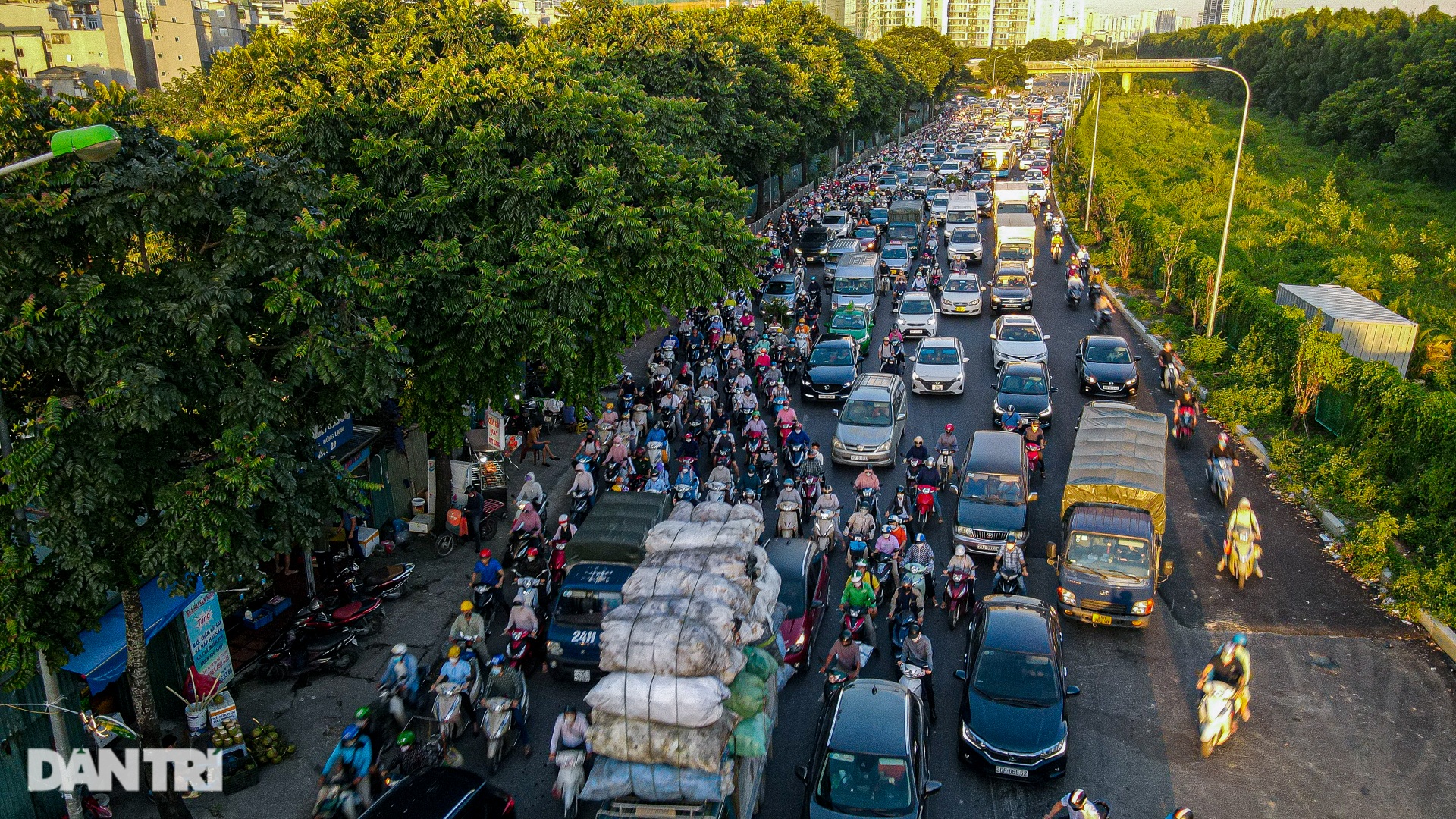 Đường gom Đại lộ Thăng Long thành con đường đau khổ vì ùn tắc triền miên - 8 Đường gom Đại lộ Thăng Long thành con đường đau khổ vì ùn tắc triền miên - 8