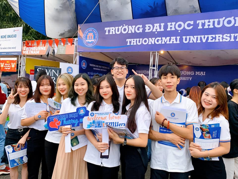Sinh viên khoe cơ bắp 6 múi, nhảy cover... tại ngày hội tư vấn tuyển sinh - 11 Sinh viên khoe cơ bắp 6 múi, nhảy cover... tại ngày hội tư vấn tuyển sinh - 11