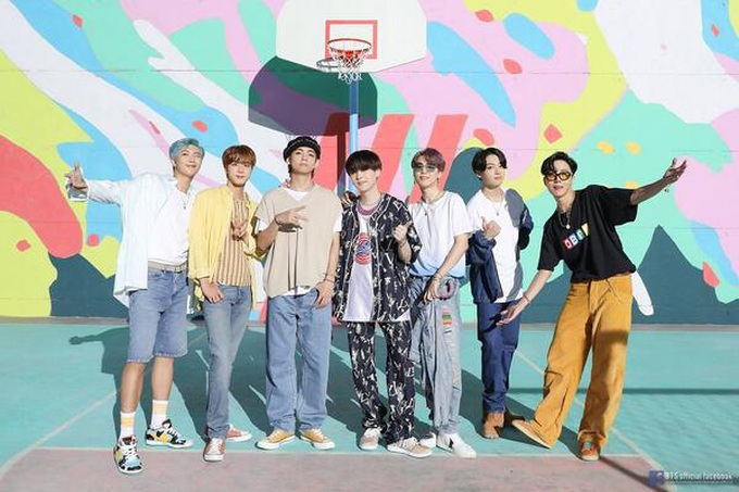 Dynamite đại thành công, BTS tiếp tục phá sâu kỉ lục của BLACKPINK - Ảnh 1. Dynamite đại thành công, BTS tiếp tục phá sâu kỉ lục của BLACKPINK - Ảnh 1.