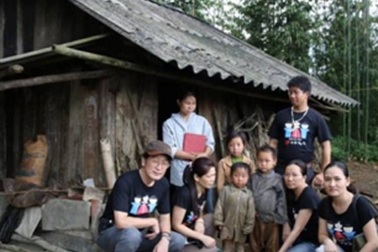 “Tạm biệt con gái yêu, mẹ đi theo cơm có thịt”