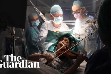 Video bệnh nhân chơi vĩ cầm trong lúc bác sĩ phẫu thuật cắt u não