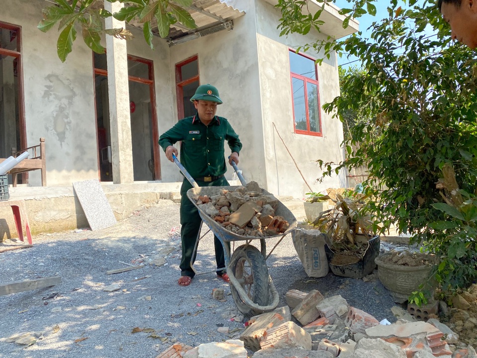 Bộ đội căng mình giữa nắng nóng giúp dân gặt lúa, sửa nhà - 3 Bộ đội căng mình giữa nắng nóng giúp dân gặt lúa, sửa nhà - 3