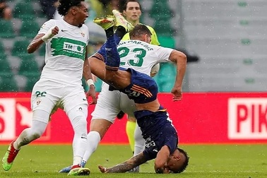 Kinh hoàng khoảnh khắc ngôi sao Real Madrid ngã cắm mặt, máu chảy đầm đìa