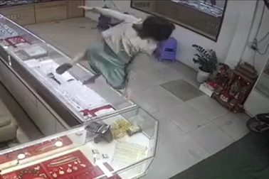 Nữ chủ tiệm vàng "vác" bụng bầu leo qua tủ đuổi theo tên cướp