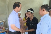 Thăm, tặng quà nạn nhân do cơn bão số 3 tại Thanh Hoá