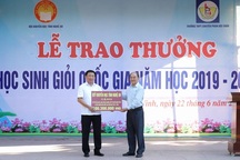 Trao thưởng hơn 100 triệu đồng cho thầy trò trường chuyên Phan Bội Châu