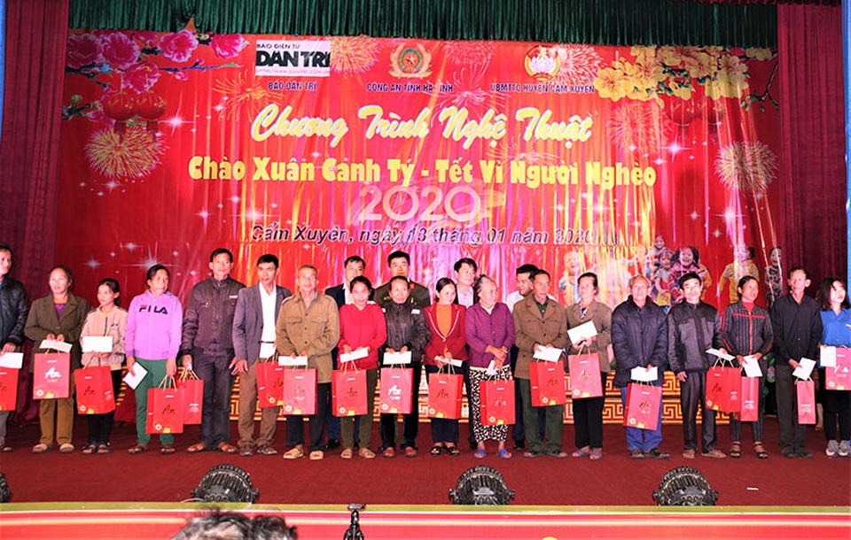 Ấm tình Xuân đêm giao lưu ủng hộ dân nghèo Hà Tĩnh đón Tết - 7 Ấm tình Xuân đêm giao lưu ủng hộ dân nghèo Hà Tĩnh đón Tết - 7