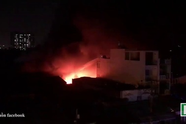 Xưởng nhựa ở Sài Gòn bùng cháy dữ dội