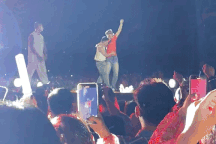 Khán giả quá khích, lao lên sân khấu khiến Sơn Tùng M-TP xước tay chảy máu