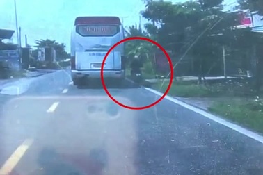 Vượt thiếu kinh nghiệm, xe máy suýt phải trả giá đắt