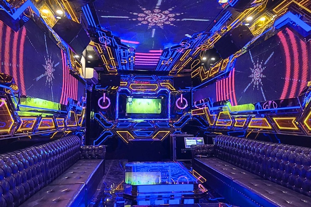 Hàng chục cô gái bị giam lỏng, biến thành món hàng trong quán karaoke - 2 Hàng chục cô gái bị giam lỏng, biến thành món hàng trong quán karaoke - 2