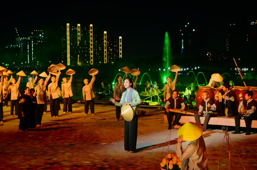 Hoa hậu cải lương Như Huỳnh xúc động hát tại Lễ hội sông nước TPHCM - 2 Hoa hậu cải lương Như Huỳnh xúc động hát tại Lễ hội sông nước TPHCM - 2