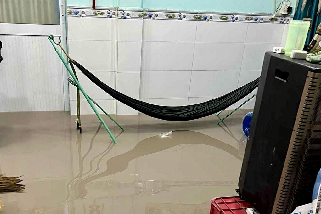 TPHCM mưa hơn 100mm, nhiều tuyến đường ngập - 2 TPHCM mưa hơn 100mm, nhiều tuyến đường ngập - 2