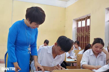 Nữ giảng viên khuyết tật từ chối trợ cấp và bước ngoặt sau món ăn cho con