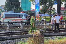 Lao vào đường ray, người đàn ông ở TPHCM bị tàu cán tử vong