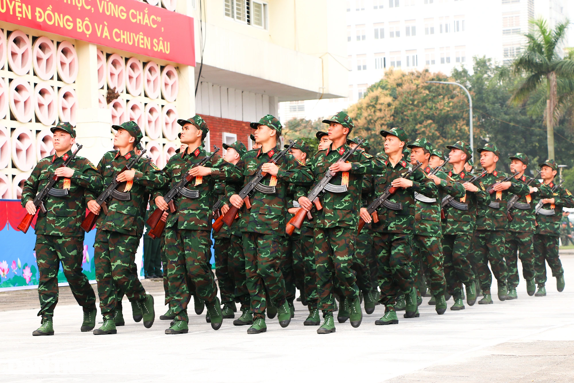Xem trinh sát đặc nhiệm phô diễn sức mạnh, trấn áp phần tử quá khích - 2 Xem trinh sát đặc nhiệm phô diễn sức mạnh, trấn áp phần tử quá khích - 2