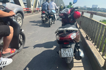 Hà Nội: Người phụ nữ bỏ lại xe máy, nhảy cầu Chương Dương