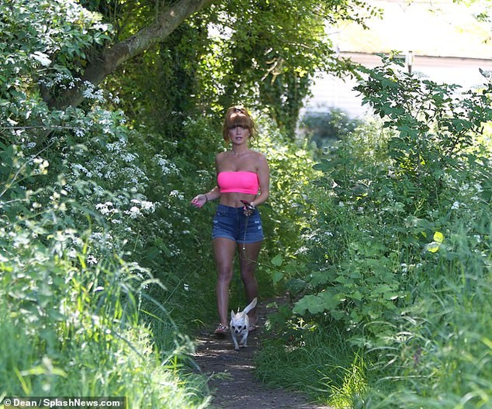 Bạn gái siêu đầu bếp Paul Hollywood gợi cảm dắt cún cưng đi dạo - 5