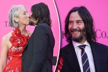 Keanu Reeves hôn bạn gái trên thảm đỏ, thản nhiên nói chuyện phòng the