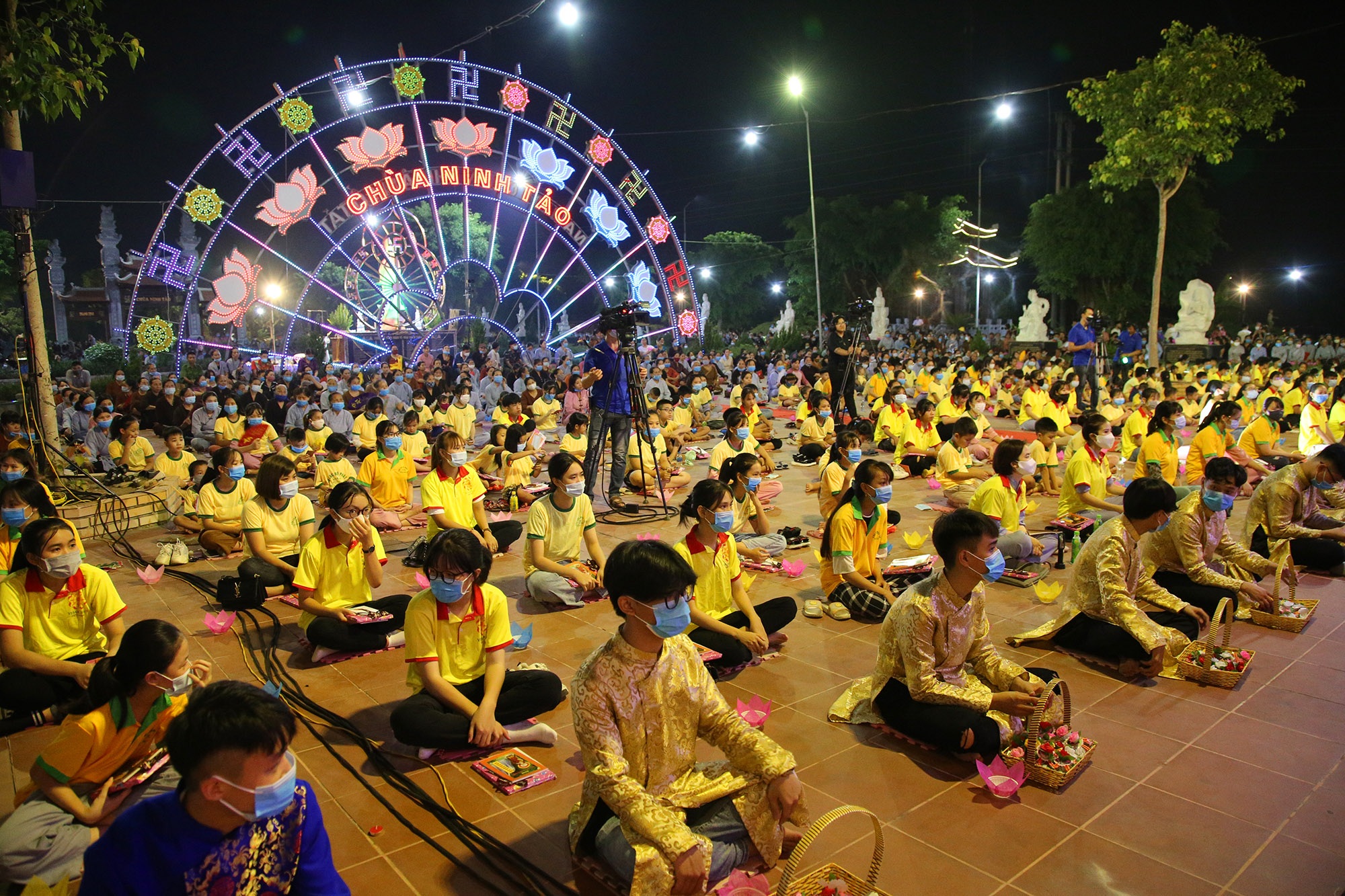 Phật tử đeo khẩu trang làm lễ Vu lan báo hiếu tại chùa Ninh Tảo - 4 Phật tử đeo khẩu trang làm lễ Vu lan báo hiếu tại chùa Ninh Tảo - 4