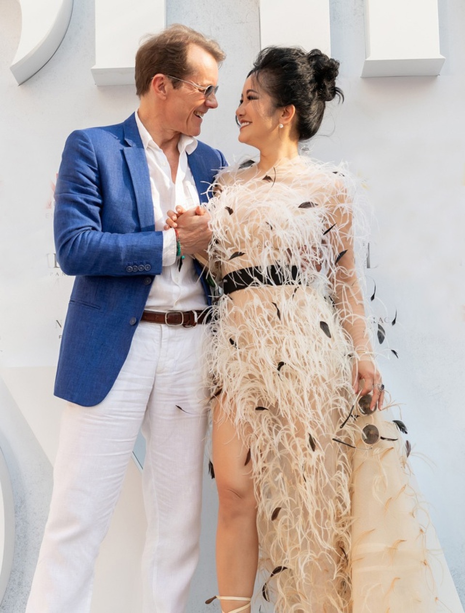 Diva Hồng Nhung tình tứ cùng người yêu ngoại quốc trên thảm đỏ - 1 Diva Hồng Nhung tình tứ cùng người yêu ngoại quốc trên thảm đỏ - 1