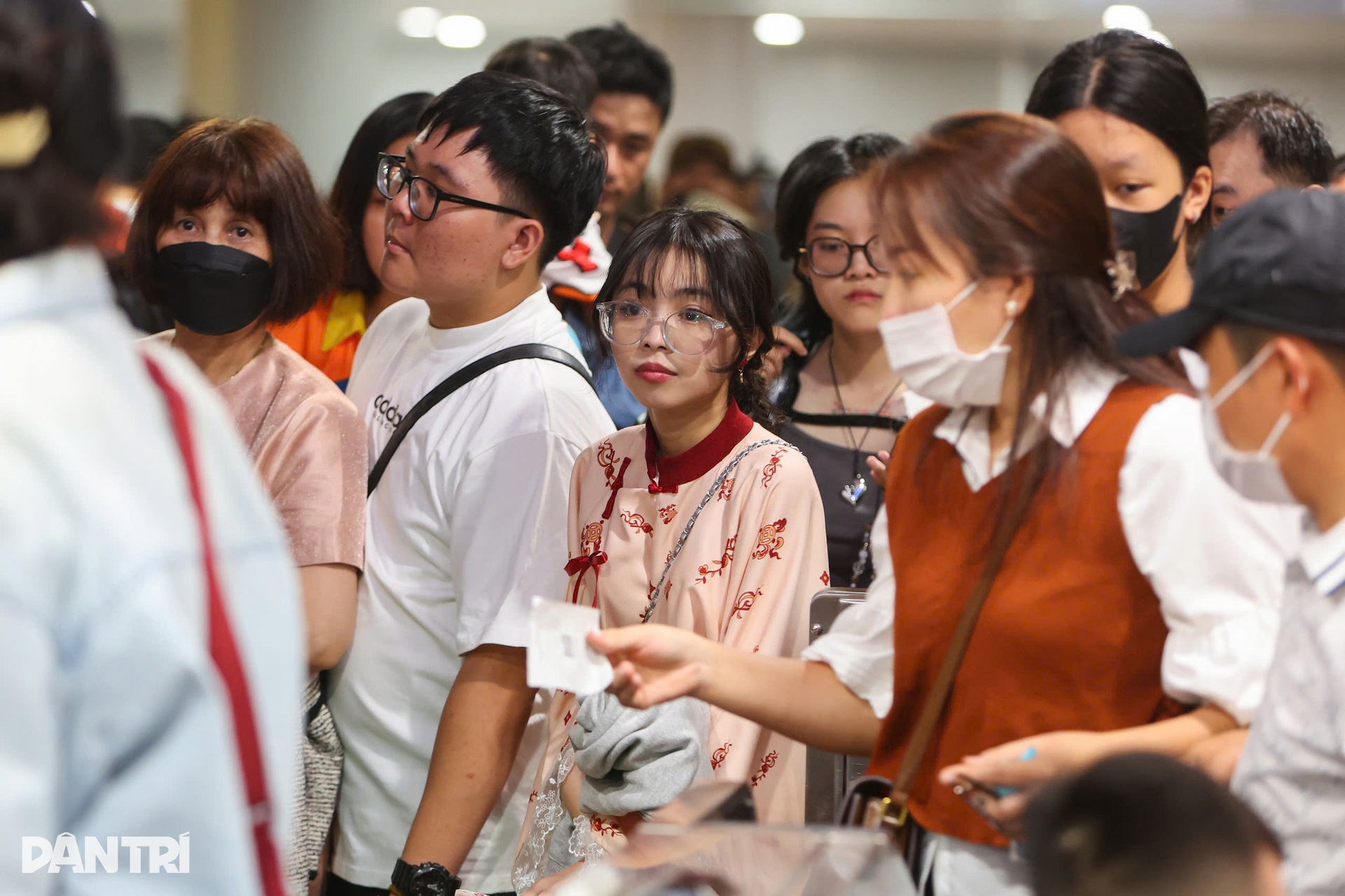 Hành khách chờ cả tiếng vẫn chưa lên được Metro số 1 - 11 Hành khách chờ cả tiếng vẫn chưa lên được Metro số 1 - 11