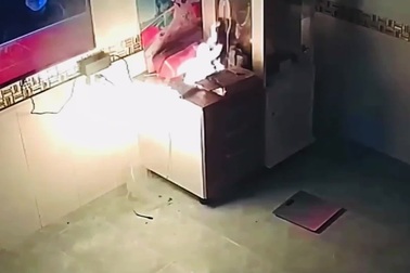 Video cho thấy pin sạc dự phòng cũng có thể bất ngờ phát nổ và gây hỏa hoạn