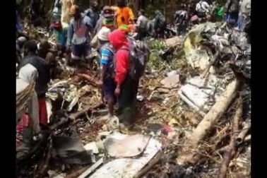 Tìm thấy các bao tiền tại hiện trường vụ rơi máy bay Indonesia