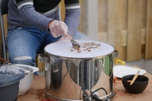 Cặp vợ chồng làm món bánh cuốn đậm hương vị Việt giữa trời Âu