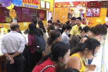 Người dân ở TPHCM đổ xô đi mua vàng trước ngày vía Thần Tài