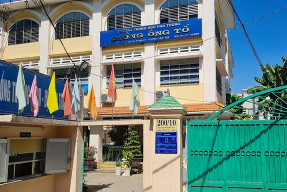 TPHCM: Nam sinh lớp 12 đặt máy quay lén nhà vệ sinh nữ - 1 TPHCM: Nam sinh lớp 12 đặt máy quay lén nhà vệ sinh nữ - 1