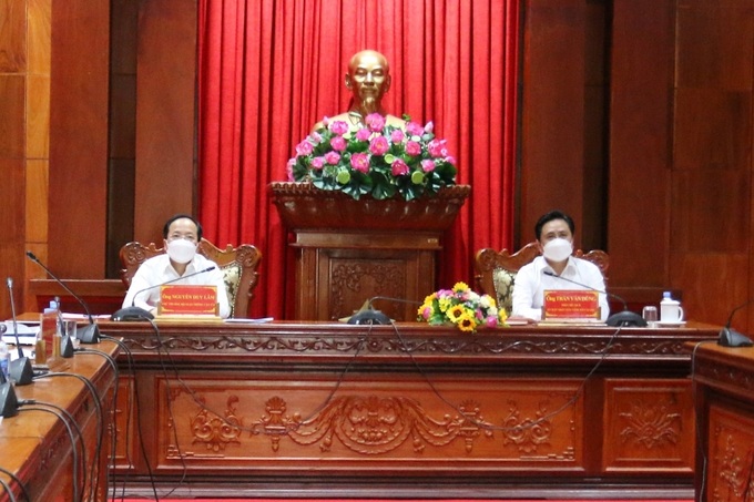 Thứ trưởng Bộ GTVT Nguyễn Duy Lâm và Phó Chủ tịch UBND tỉnh Tiền Giang Trần Văn Dũng tại buổi làm việc.