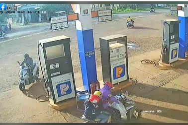 Người đàn ông nhặt cọc tiền nhân viên cây xăng đánh rơi rồi bỏ trốn