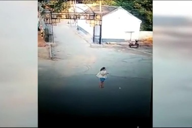 Cô gái bị xe tông tử vong vì thói quen vừa đi vừa dán mắt vào điện thoại