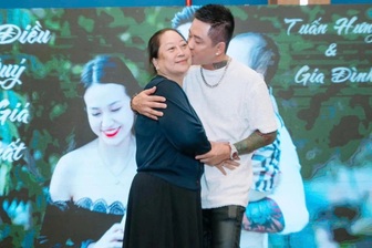 Tuấn Hưng phải hủy show ở châu Âu, về Việt Nam vì mẹ ốm nặng