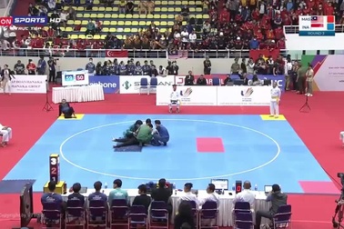 Võ sĩ đá vào mặt đối thủ, HLV Pencak Silat của Indonesia đòi tẩn trọng tài
