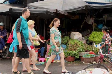 “Ngồi trên lửa” vì khách Nga