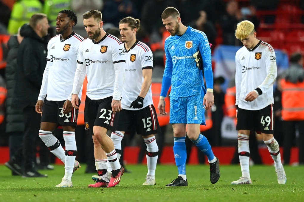 Roy Keane khuyên cầu thủ Man Utd đi trốn cho bớt xấu hổ - 1 Roy Keane khuyên cầu thủ Man Utd đi trốn cho bớt xấu hổ - 1