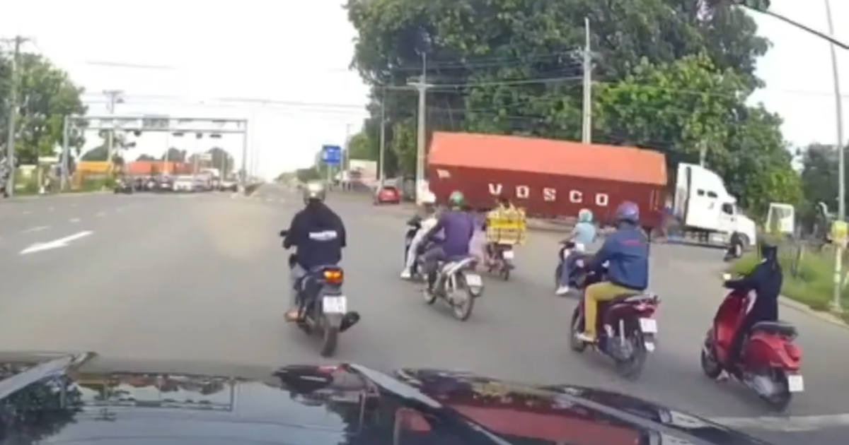 Nổi bật tuần qua: Thùng container lật nghiêng xuống đường khi xe vào cua