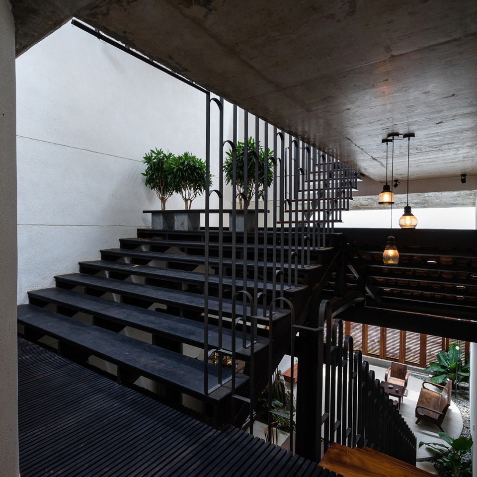 Bất ngờ “nhà chồng nhà” với kiến trúc giao thoa độc đáo ở Bình Dương - 9