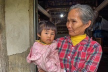 “Bà ơi, trời lại mưa rồi... Con muốn được nằm xuống ngủ”