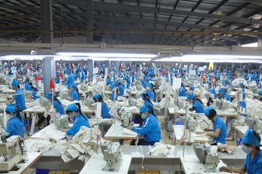 Doanh nghiệp dệt may kêu khổ vì tăng lương liên tục