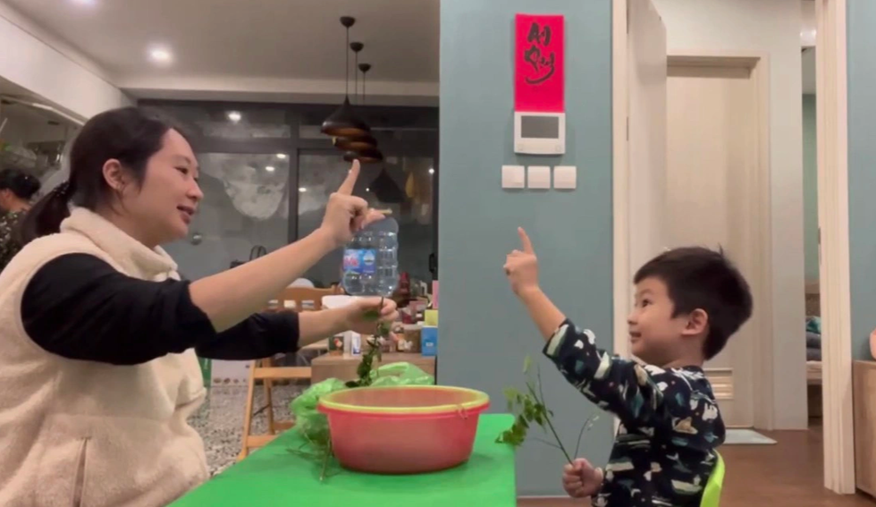 Mẹ tìm nghìn cách lạ nuôi con tự kỷ: Ru bằng xe máy, nói chuyện với gương - 5