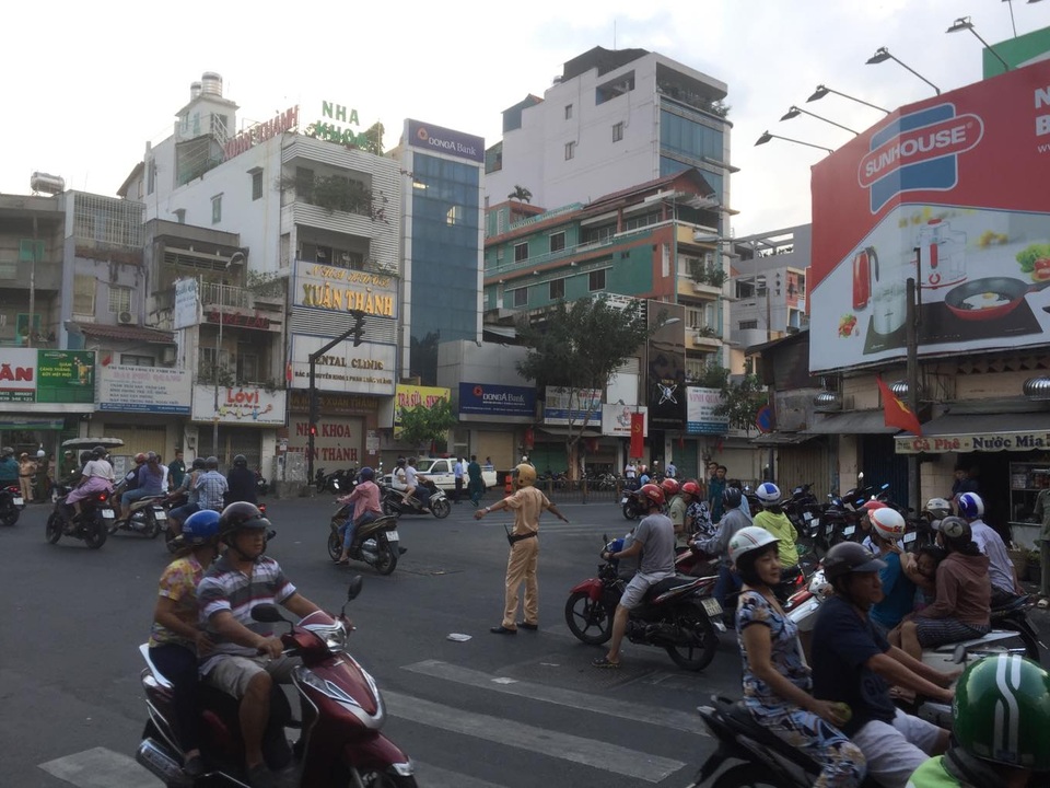 Truy bắt thanh niên nghi có súng đạn cố thủ nhiều giờ trong nhà dân - 3 Truy bắt thanh niên nghi có súng đạn cố thủ nhiều giờ trong nhà dân - 3