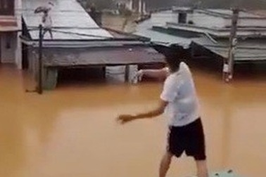 Thú vị cách “tiếp tế” mì tôm đặc biệt trong lũ