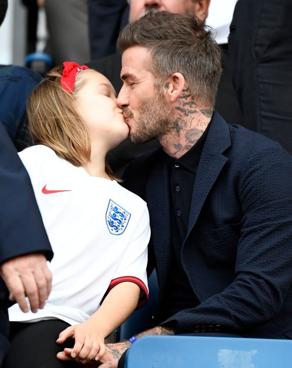 David Beckham bị nhắc nhở vì hành động thân mật với con gái - 1 David Beckham bị nhắc nhở vì hành động thân mật với con gái - 1
