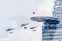 Người dân thích thú ngắm nhìn tiêm kích bay lượn trên bầu trời TPHCM