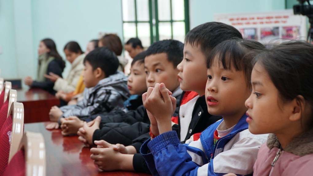Casper Việt Nam hỗ trợ học sinh miền núi Hà Giang học tiếng Anh - 1 Casper Việt Nam hỗ trợ học sinh miền núi Hà Giang học tiếng Anh - 1
