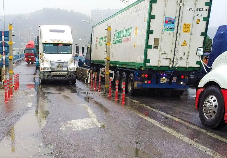 Giải cứu hàng trăm xe chở hàng bị tắc ở cửa khẩu - 1 Giải cứu hàng trăm xe chở hàng bị tắc ở cửa khẩu - 1